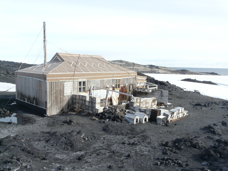 Illustration for article titled 8 Abandoned Antarctic Whaling Stations and Bases that are Still Amazing